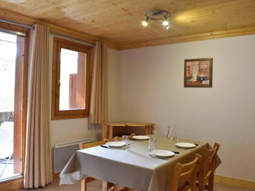 une salle à manger avec une table et des chaises et une fenêtre dans l'établissement Appartement 2 pièces à Méribel avec parking proche ski - FR-1-180-646, à Les Allues