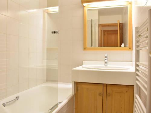 une salle de bain avec un lavabo et une baignoire dans l'établissement Appartement 2 pièces à Méribel avec parking proche ski - FR-1-180-646, à Les Allues
