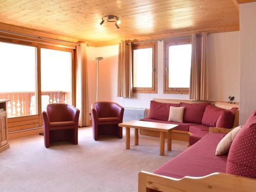 un salon avec un canapé et une table dans l'établissement Appartement cosy à Méribel, 3 pièces, proche pistes, 6 personnes - FR-1-180-647, à Les Allues