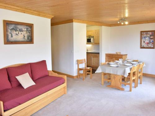 un salon avec un canapé et une table dans l'établissement Appartement cosy à Méribel, 3 pièces, proche pistes, 6 personnes - FR-1-180-647, à Les Allues