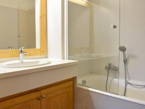 une salle de bain avec un lavabo, une douche et une baignoire dans l'établissement Appartement cosy à Méribel, 3 pièces, proche pistes, 6 personnes - FR-1-180-647, à Les Allues