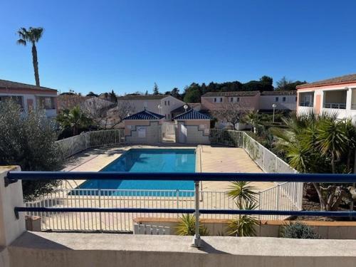 une piscine au milieu d'une maison dans l'établissement Appartement T3 avec piscine et golf, Cap d'Agde - FR-1-749-78, au Cap d'Agde