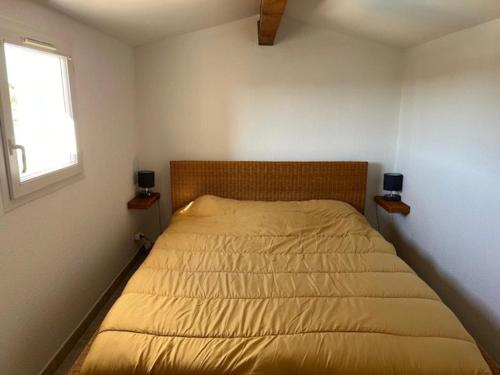 un lit dans une chambre avec une fenêtre dans l'établissement Appartement T3 avec piscine et golf, Cap d'Agde - FR-1-749-78, au Cap d'Agde
