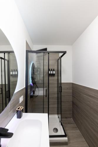 a bathroom with a shower and a sink at Urban Chic Luxury Suite Apartments in Rome
