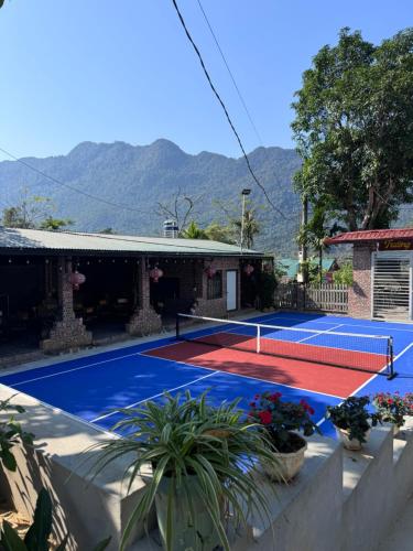 a tennis court in front of a house at Trường Anh Homestay Hà Giang in Ha Giang