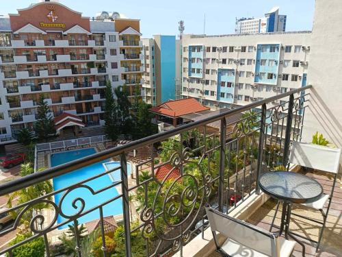 Bazén v ubytování 2BR Fully furnished Cozy and Spacious Condominium nebo v jeho okolí