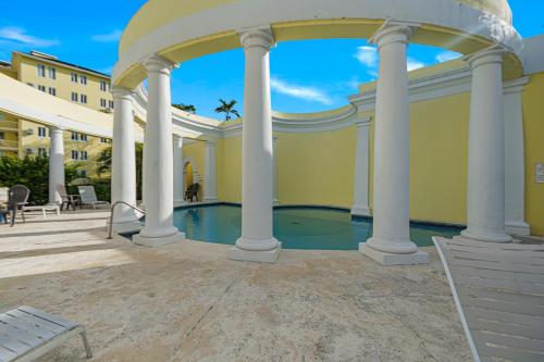 Sunshine Hideaway tesisinde veya buraya yakın yüzme havuzu