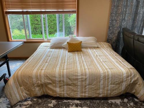 ボセルにある2 King Bed, Kitchenette, Game Area, Living Room, Office Room, Backyardの窓のある大きなベッドのある寝室