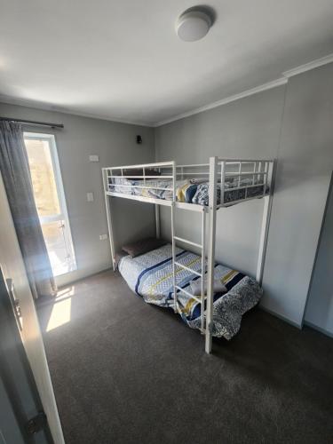 Un pat sau paturi într-o cameră la Raglan by the Sea - 2 Bedroom Apartment