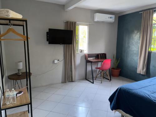 Un dormitorio con una cama y una mesa con una silla. en Habitación cerca del aeropuerto #2, en La Paz