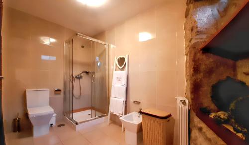 ein Badezimmer mit Dusche und Toilette in der Unterkunft Comfortable house in Lindoso, stunning mountain view in Pedras de Moledo