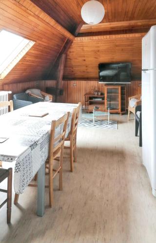 un salon avec une table, des chaises et un canapé dans l'établissement Appartement familial à La Bourboule - 55 m² avec TV dans la chambre, à La Bourboule