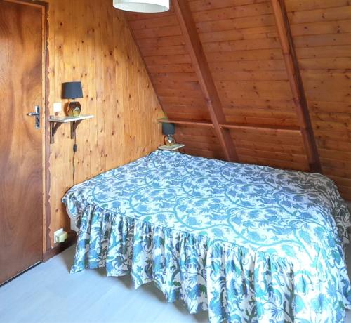 une chambre avec un lit dans une pièce en bois dans l'établissement Chalet authentique à Saint-Lary-Soulan avec vue sur la montagne, à Saint-Lary-Soulan