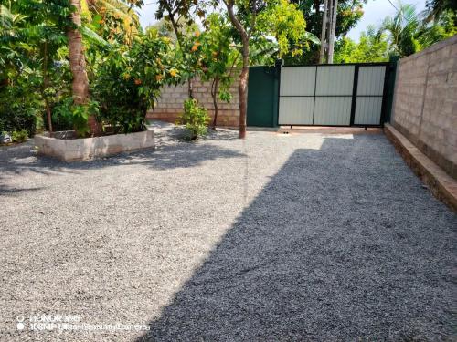 Taman di luar Papa's Home Stay