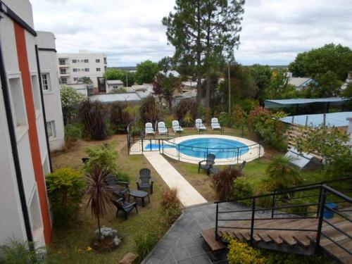 a view of a swimming pool in a yard at Hotel Queguay in Colón