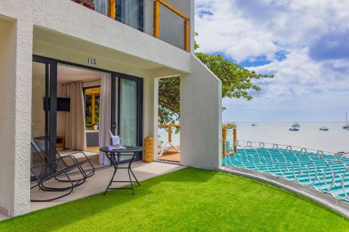 Coral Azur Beach Resort Mont Choisyの敷地内または近くにあるプール