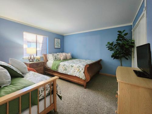 Ένα ή περισσότερα κρεβάτια σε δωμάτιο στο Tahoe Shoreline Retreat - Close to Ski Resorts & HOA Amenities