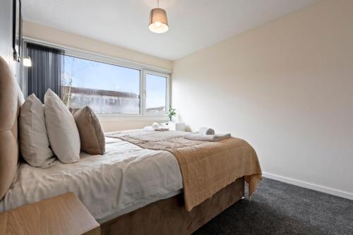 Ένα ή περισσότερα κρεβάτια σε δωμάτιο στο 8Guests-3BR-Parking-FamilyFriendly-NearAirport