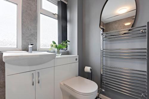 Ένα μπάνιο στο 8Guests-3BR-Parking-FamilyFriendly-NearAirport