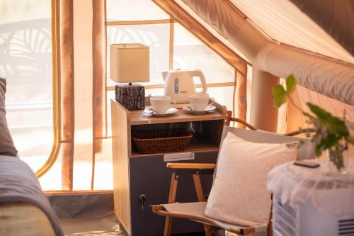 a tiny house with a table and a chair at ดารัดวัลเลย์ Darad Valley in Sara Buri