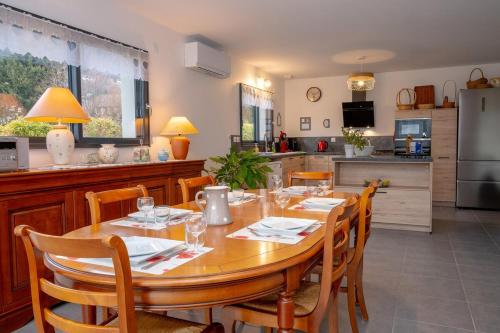 une salle à manger avec une table et une cuisine dans l'établissement Les Chaudannes, à La Croix-de la Rochette
