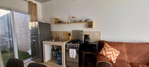una piccola cucina con fornelli e lavello di Santa Ana Maquilishuat a Santa Ana