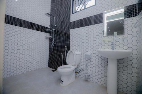 un baño con inodoro y lavabo en Zanzibar home Residence, en Zanzíbar