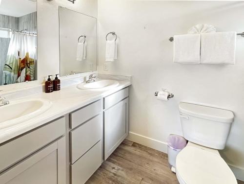 Un baño de Bark and Bike Abode home