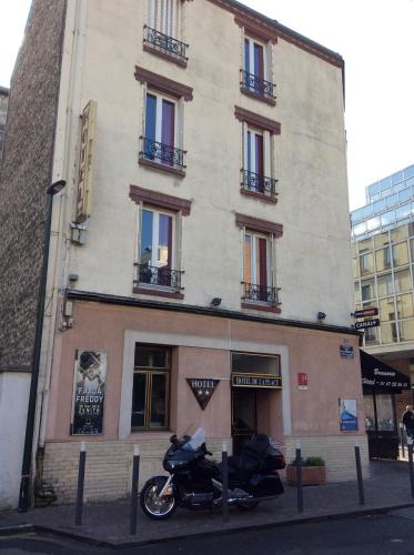 Gallery image of Hotel De La Place in Malakoff
