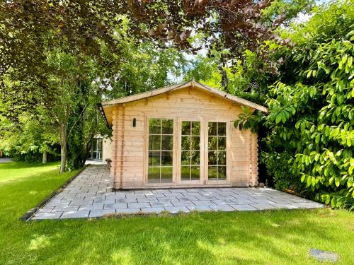 a small shed in the middle of a yard at The Hutch in Chandlers Ford