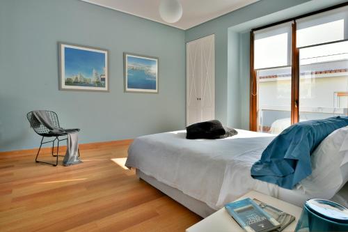 - une chambre avec un lit, une chaise et une fenêtre dans l'établissement KARYATIS LUXURY MAISONETTE by K&K, à Athènes