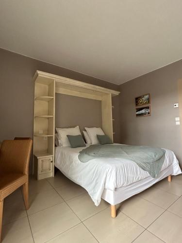 une chambre avec un lit et une étagère dans l'établissement Suite Supérieure 40 m2 Domaine du Golf St Endreol, 1 à 4 personnes, à La Motte