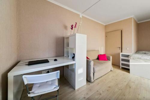 モスクワにあるGoodSleep Sumskoy12のデスクとベッドが備わる小さな客室です。