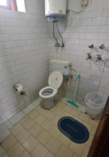 a bathroom with a toilet and a bidet at Basecamp Manali in Manāli