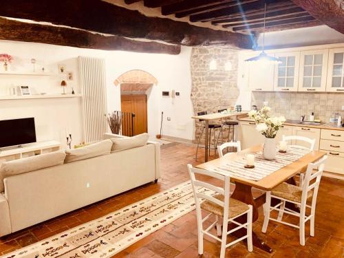 a living room with a couch and a table at Casa il Cassero in Castiglion Fiorentino