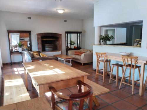 Et opholdsområde på Restful Tree House in Little Mowbray