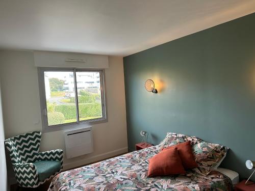a bedroom with a bed and a window at Appartement vue mer à 100m des plages, classé 4* in Biarritz