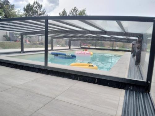 - une grande piscine avec 3 jets gonflables dans l'établissement Gîte à la campagne 1, à Cérans-Foulletourte