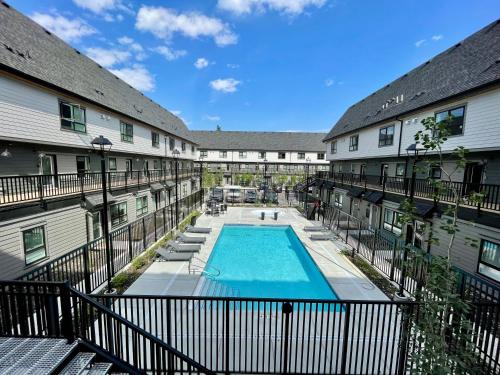un edificio de apartamentos con piscina en un patio en Immersed in the scenery of Canmore, en Canmore