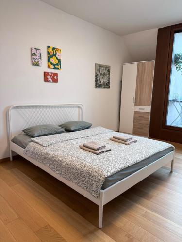 - une chambre dotée d'un lit avec deux assiettes dans l'établissement Modern old town studio - Balcony, Coffee, Wifi, à Vinohrady