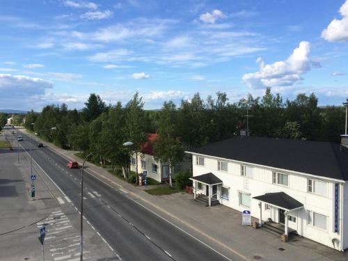 an overhead view of a street with a white house at Guesthouse Golden Goose in Kittilä