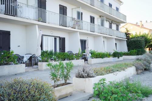 Taman di luar Résidence Pascal Paoli Fior di Mare