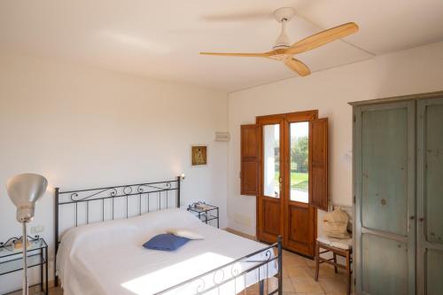 a bedroom with a bed and a ceiling fan at Agriturismo La Facenda in Albinia