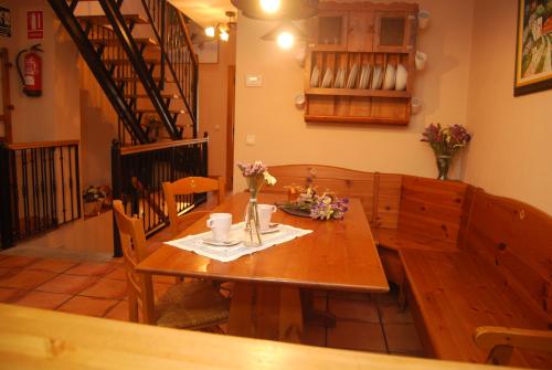 A restaurant or other place to eat at Casa Rural La Torre De Babel