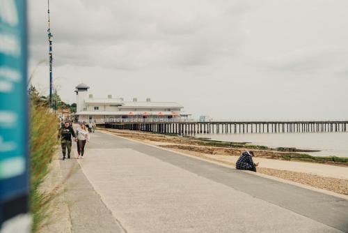 フェリックストウにあるPier View Felixstowe - Sea View, 50m from the beachの桟橋横の歩道を歩く人々