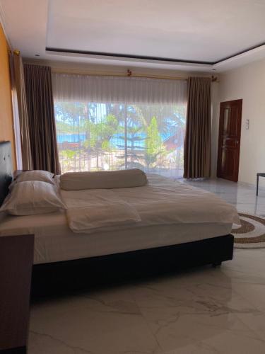 Postel nebo postele na pokoji v ubytování Sunmoon Beach Resort Likupang Timur