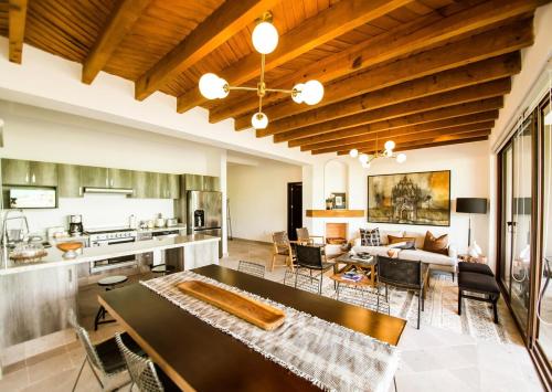 a living room with a dining table and a kitchen at Apartment Buganvilia in San Miguel de Allende