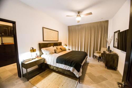 ein Schlafzimmer mit einem Bett, einem Schreibtisch und einem Stuhl in der Unterkunft Apartment Buganvilia in San Miguel de Allende