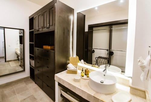 ein Badezimmer mit Waschbecken und großem Spiegel in der Unterkunft Apartment Buganvilia in San Miguel de Allende