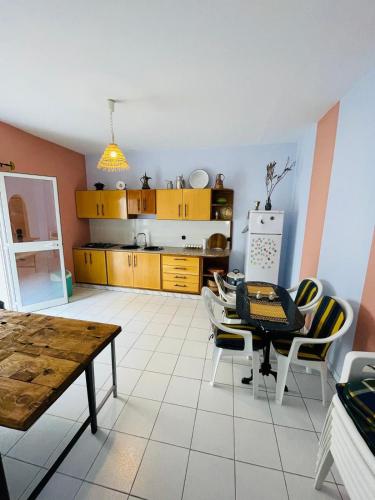 Dapur atau dapur kecil di Dar Fatma Maamoura Walk to Beach Tunisian Getaway